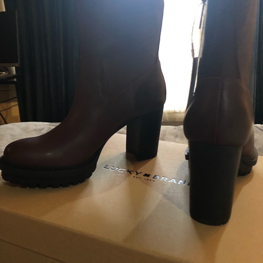 Bran new Boots leather deep brown color Beautiful